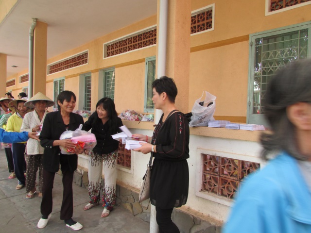 Quỹ Từ Thiện Đạo Phật Ngày Nay thăm và tặng quà tết tại TTBTXH Tân Hiệp - Bình Phước