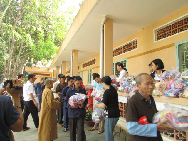 Quỹ Từ Thiện Đạo Phật Ngày Nay thăm và tặng quà tết tại TTBTXH Tân Hiệp - Bình Phước