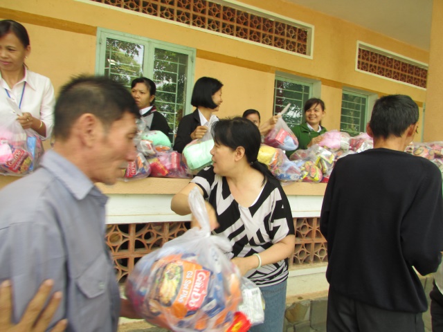 Quỹ Từ Thiện Đạo Phật Ngày Nay thăm và tặng quà tết tại TTBTXH Tân Hiệp - Bình Phước