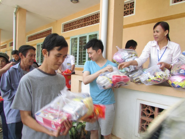 Quỹ Từ Thiện Đạo Phật Ngày Nay thăm và tặng quà tết tại TTBTXH Tân Hiệp - Bình Phước