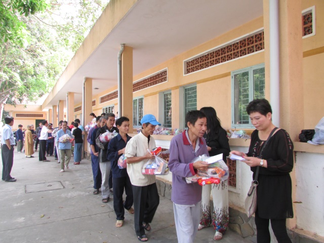 Quỹ Từ Thiện Đạo Phật Ngày Nay thăm và tặng quà tết tại TTBTXH Tân Hiệp - Bình Phước