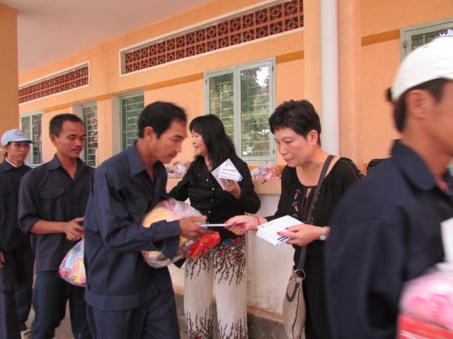 Quỹ Từ Thiện Đạo Phật Ngày Nay thăm và tặng quà tết tại TTBTXH Tân Hiệp - Bình Phước