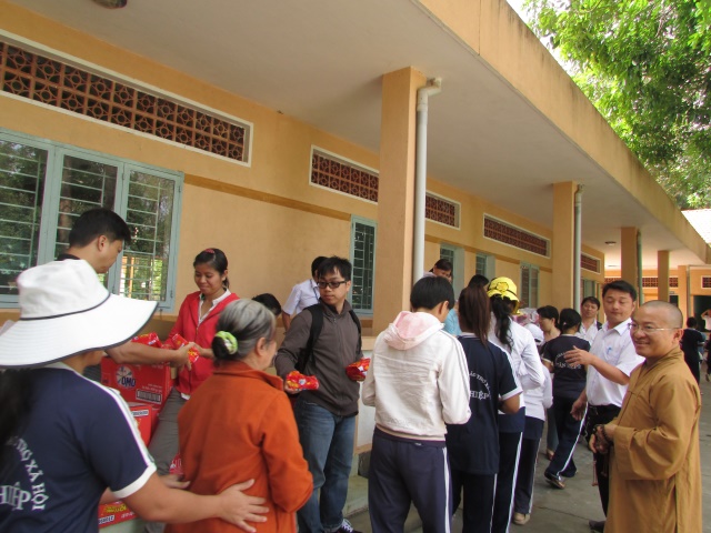 Quỹ Từ Thiện Đạo Phật Ngày Nay thăm và tặng quà tết tại TTBTXH Tân Hiệp - Bình Phước