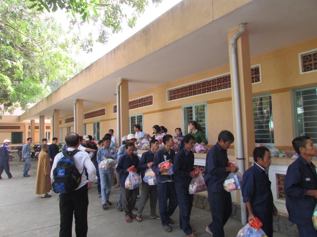 Quỹ Từ Thiện Đạo Phật Ngày Nay thăm và tặng quà tết tại TTBTXH Tân Hiệp - Bình Phước