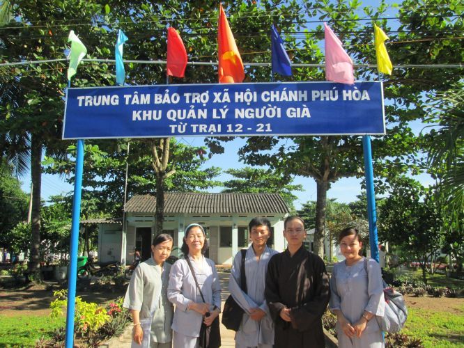 Bình Dương: Thầy Thích Thiện Đạt mang yêu thương đến Trung Tâm Bảo Trợ xã hội Chánh Phú Hoà