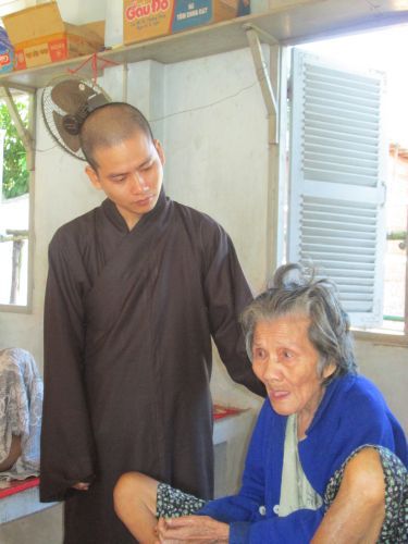Bình Dương: Thầy Thích Thiện Đạt mang yêu thương đến Trung Tâm Bảo Trợ xã hội Chánh Phú Hoà