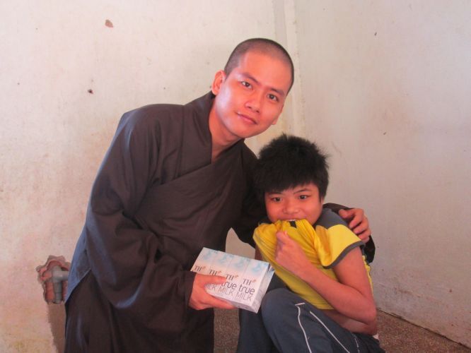 Bình Dương: Thầy Thích Thiện Đạt mang yêu thương đến Trung Tâm Bảo Trợ xã hội Chánh Phú Hoà