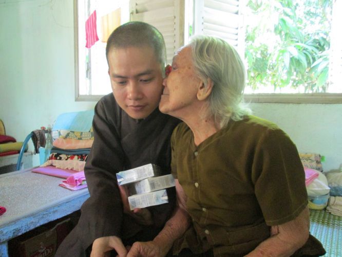 Bình Dương: Thầy Thích Thiện Đạt mang yêu thương đến Trung Tâm Bảo Trợ xã hội Chánh Phú Hoà