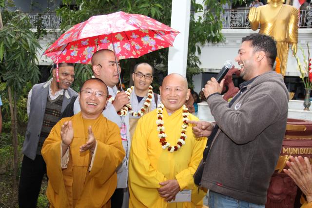 Quỹ Đạo Phật Ngày Nay tặng quà cho người nghèo nơi đất Phật tháng 3/2014