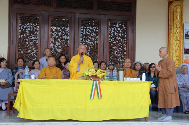 Quỹ Đạo Phật Ngày Nay tặng quà cho người nghèo nơi đất Phật tháng 3/2014