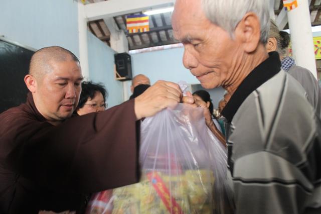 Đồng Tháp: Tặng Quà Tết Cho Người Nghèo