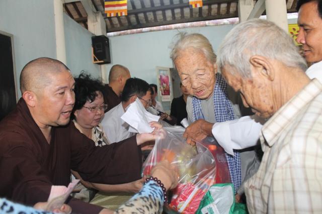 Đồng Tháp: Tặng Quà Tết Cho Người Nghèo