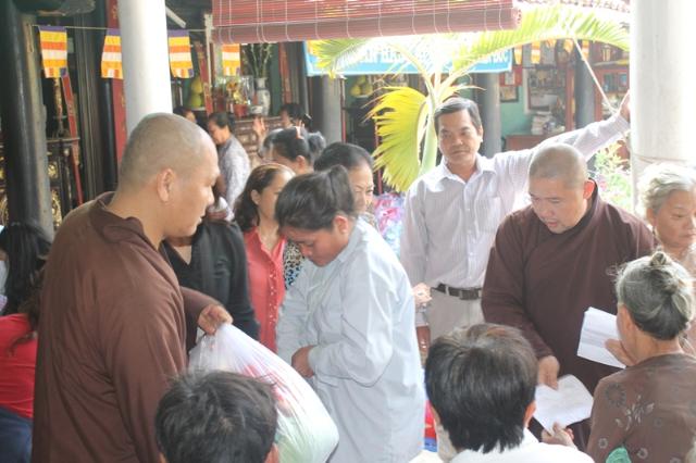 Đồng Tháp: Tặng Quà Tết Cho Người Nghèo