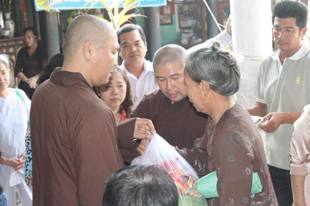 Đồng Tháp: Tặng Quà Tết Cho Người Nghèo