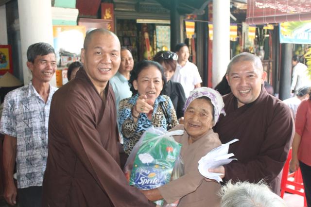 Đồng Tháp: Tặng Quà Tết Cho Người Nghèo