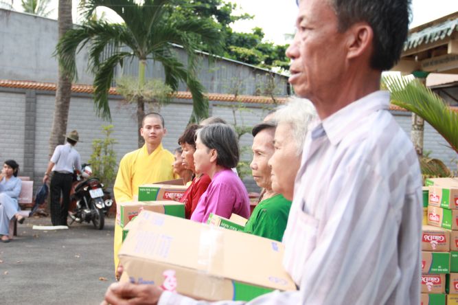 Đồng Tháp: Chùa Hoa Lâm chia sẻ tình thương đến mọi người