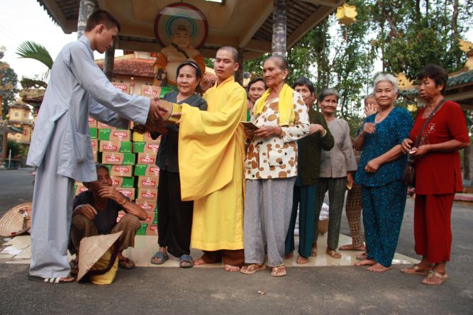 Đồng Tháp: Chùa Hoa Lâm chia sẻ tình thương đến mọi người