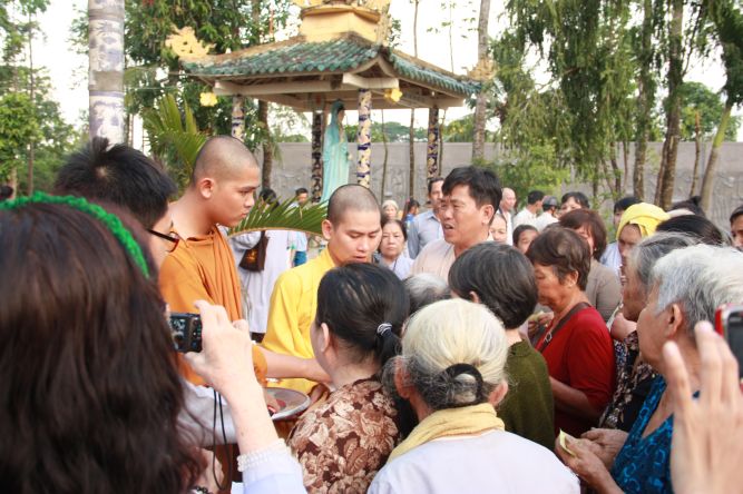 Đồng Tháp: Chùa Hoa Lâm chia sẻ tình thương đến mọi người