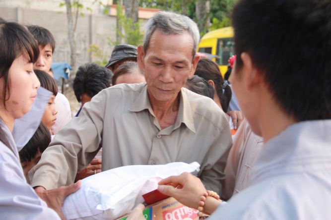 Đồng Tháp: Chùa Hoa Lâm chia sẻ tình thương đến mọi người