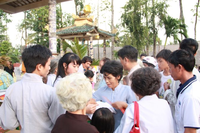 Đồng Tháp: Chùa Hoa Lâm chia sẻ tình thương đến mọi người