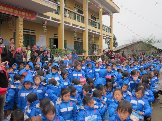 Lào Cai: Hội Khai Tâm và Hội 14 Chữ với chương trình thiện nguyện “Áo Ấm Yêu Thương”