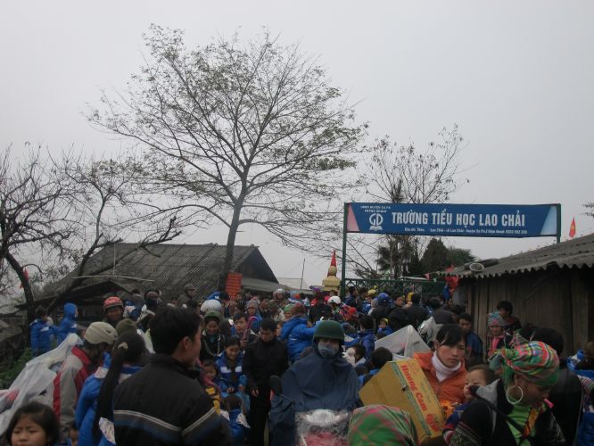 Lào Cai: Hội Khai Tâm và Hội 14 Chữ với chương trình thiện nguyện “Áo Ấm Yêu Thương”