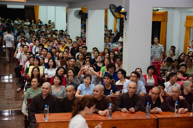 Hàng ngàn người háo hức xem phim Cuộc Đời Đức Phật cùng công chúa Thái Lan
