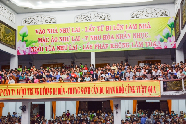 Hàng ngàn người háo hức xem phim Cuộc Đời Đức Phật cùng công chúa Thái Lan