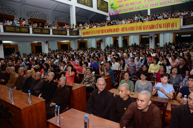 Hàng ngàn người háo hức xem phim Cuộc Đời Đức Phật cùng công chúa Thái Lan