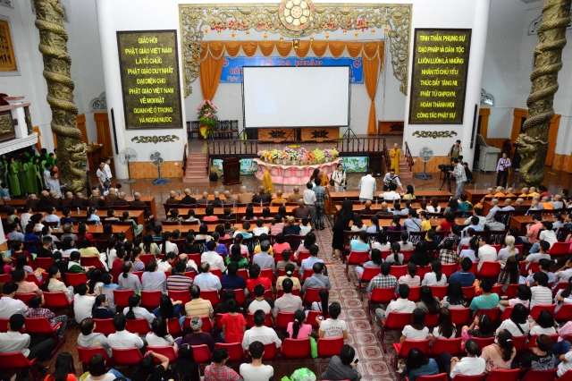 Hàng ngàn người háo hức xem phim Cuộc Đời Đức Phật cùng công chúa Thái Lan