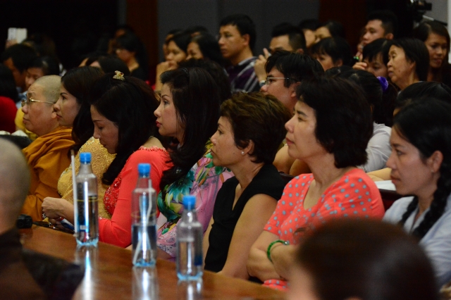 Hàng ngàn người háo hức xem phim Cuộc Đời Đức Phật cùng công chúa Thái Lan