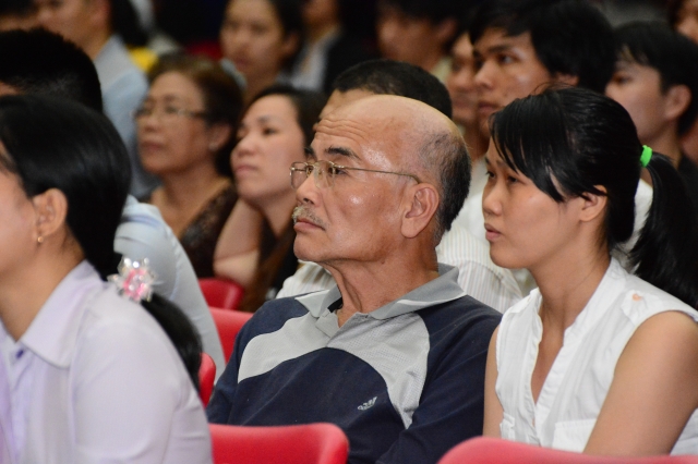 Hàng ngàn người háo hức xem phim Cuộc Đời Đức Phật cùng công chúa Thái Lan