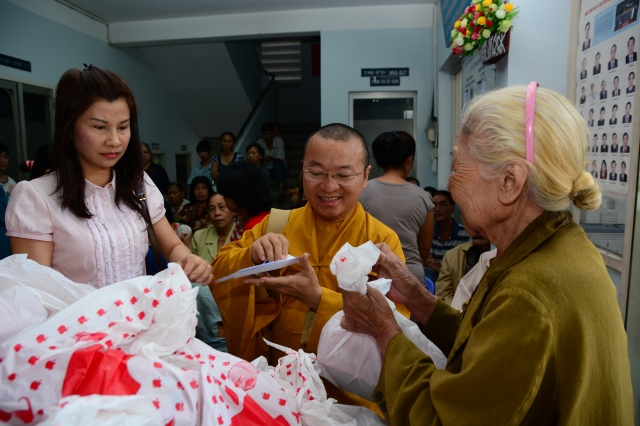 Quỹ Từ Thiện Đạo Phật Ngày Nay tặng quà tết cho các gia đình nghèo tại Phú Nhuận