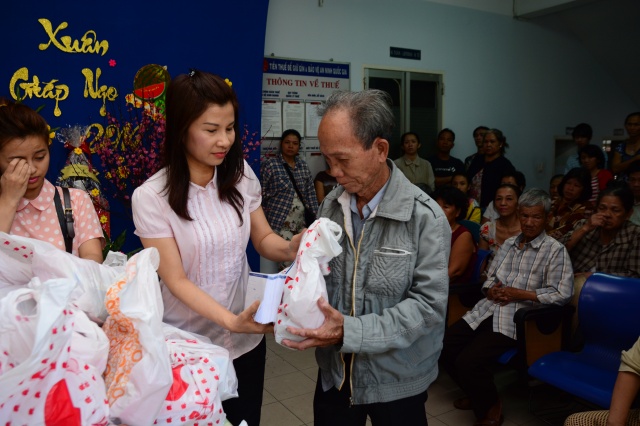 Quỹ Từ Thiện Đạo Phật Ngày Nay tặng quà tết cho các gia đình nghèo tại Phú Nhuận