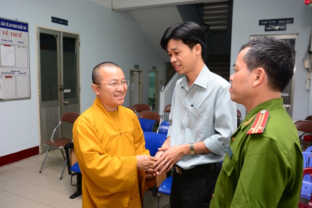 Quỹ Từ Thiện Đạo Phật Ngày Nay tặng quà tết cho các gia đình nghèo tại Phú Nhuận