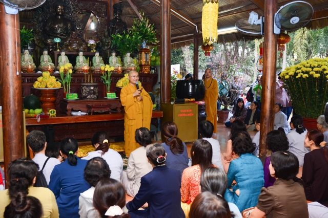 Chùm ảnh: Chùa Giác Ngộ tổ chức hành hương thập tự đầu năm Giáp Ngọ 2014