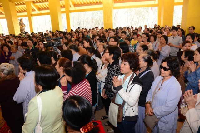 Chùm ảnh: Chùa Giác Ngộ tổ chức hành hương thập tự đầu năm Giáp Ngọ 2014