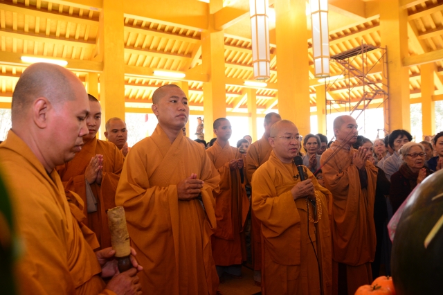 Chùm ảnh: Chùa Giác Ngộ tổ chức hành hương thập tự đầu năm Giáp Ngọ 2014