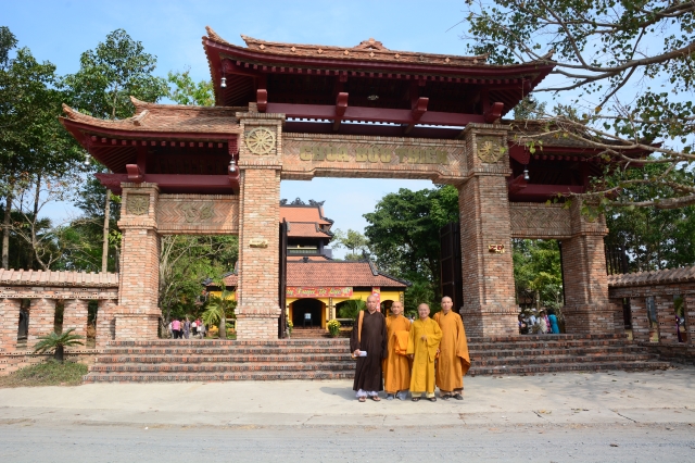 Chùm ảnh: Chùa Giác Ngộ tổ chức hành hương thập tự đầu năm Giáp Ngọ 2014