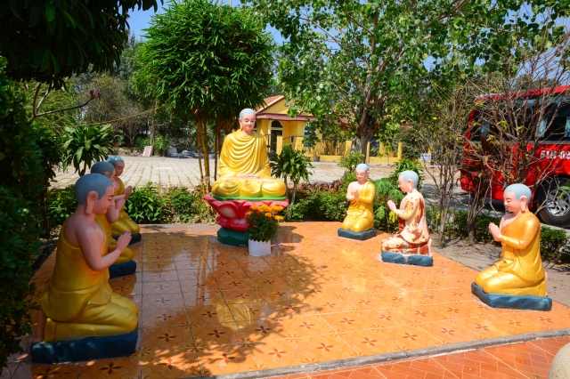 Chùm ảnh: Chùa Giác Ngộ tổ chức hành hương thập tự đầu năm Giáp Ngọ 2014