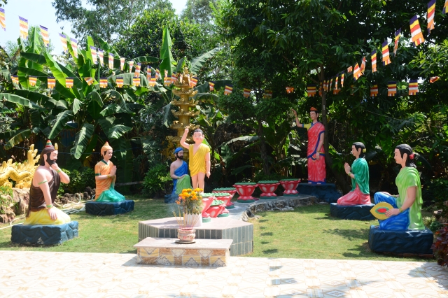 Chùm ảnh: Chùa Giác Ngộ tổ chức hành hương thập tự đầu năm Giáp Ngọ 2014
