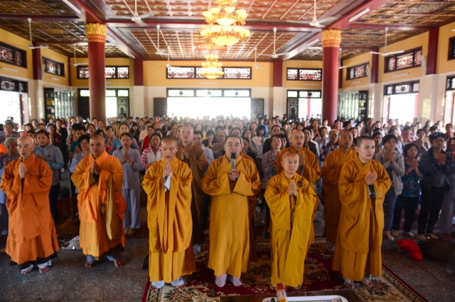 Chùm ảnh: Chùa Giác Ngộ tổ chức hành hương thập tự đầu năm Giáp Ngọ 2014