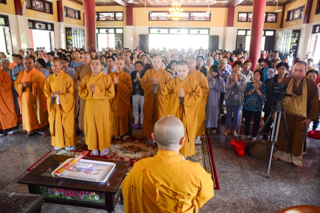 Chùm ảnh: Chùa Giác Ngộ tổ chức hành hương thập tự đầu năm Giáp Ngọ 2014