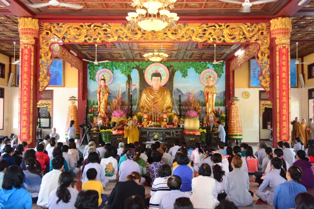 Chùm ảnh: Chùa Giác Ngộ tổ chức hành hương thập tự đầu năm Giáp Ngọ 2014