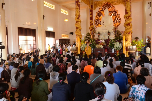 Chùm ảnh: Chùa Giác Ngộ tổ chức hành hương thập tự đầu năm Giáp Ngọ 2014