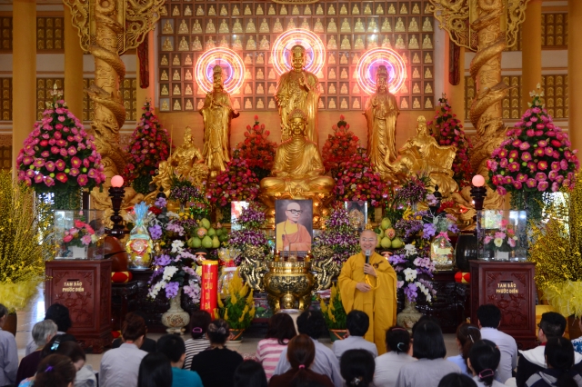 Chùm ảnh: Chùa Giác Ngộ tổ chức hành hương thập tự đầu năm Giáp Ngọ 2014