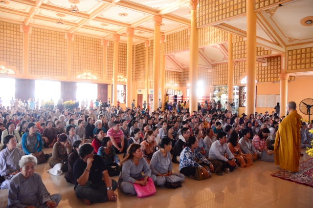 Chùm ảnh: Chùa Giác Ngộ tổ chức hành hương thập tự đầu năm Giáp Ngọ 2014