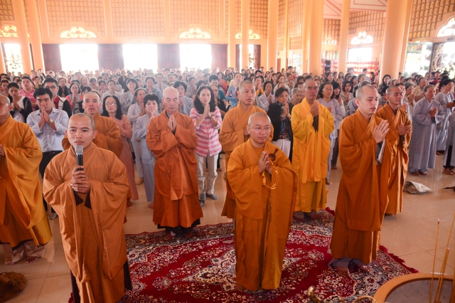 Chùm ảnh: Chùa Giác Ngộ tổ chức hành hương thập tự đầu năm Giáp Ngọ 2014