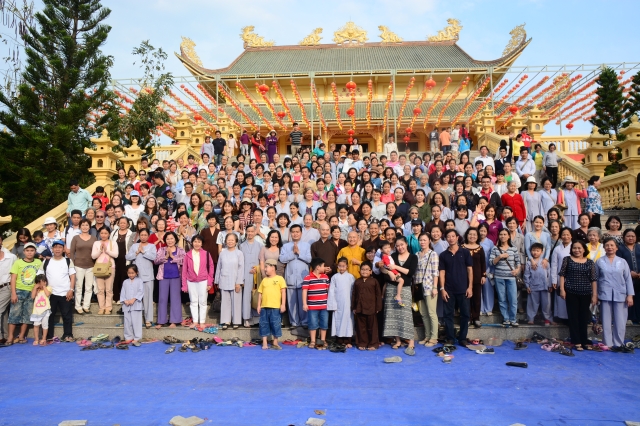 Chùm ảnh: Chùa Giác Ngộ tổ chức hành hương thập tự đầu năm Giáp Ngọ 2014