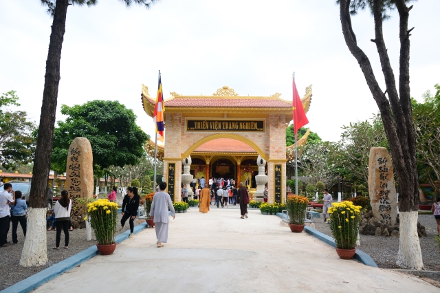Chùm ảnh: Chùa Giác Ngộ tổ chức hành hương thập tự đầu năm Giáp Ngọ 2014